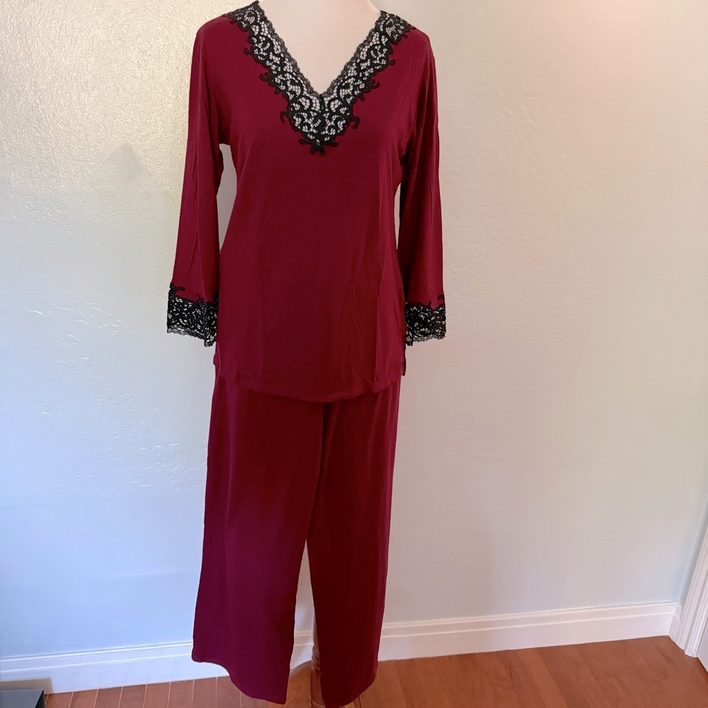 Natori Elegant Burgundy Lace Trim Sleepwear/loungewear , size small
